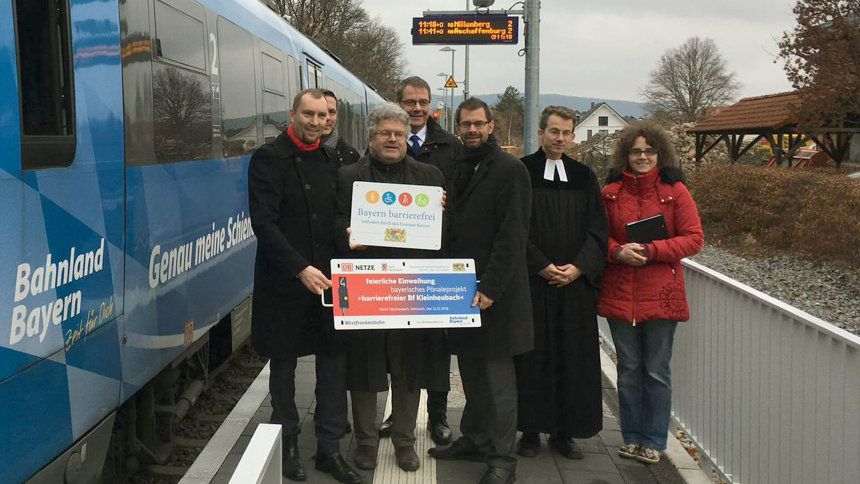 Gruppenbild: Übergabe des Signets „Bayern barrierefrei“.