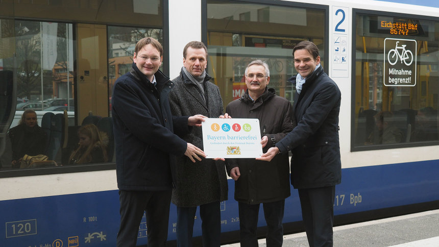 Gruppenbild: Übergabe des Signets „Bayern barrierefrei“.