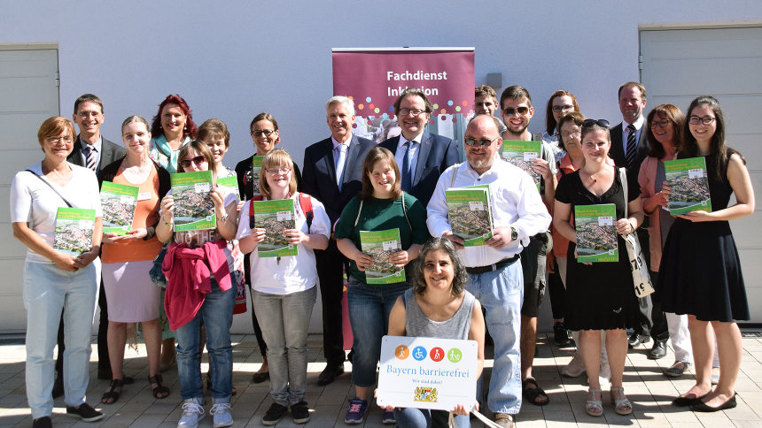 Gruppenbild: Übergabe des Signets „Bayern barrierefrei“.