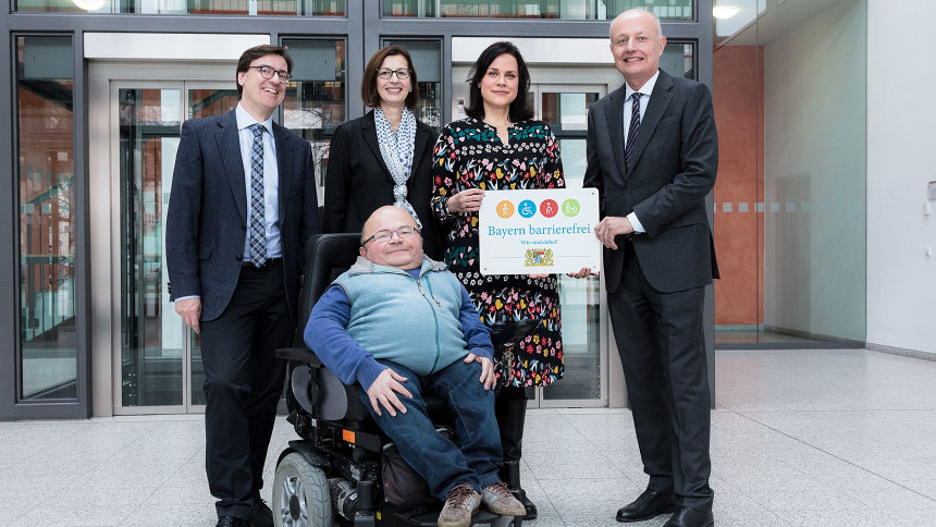 Gruppenbild: Übergabe des Signets „Bayern barrierefrei“.