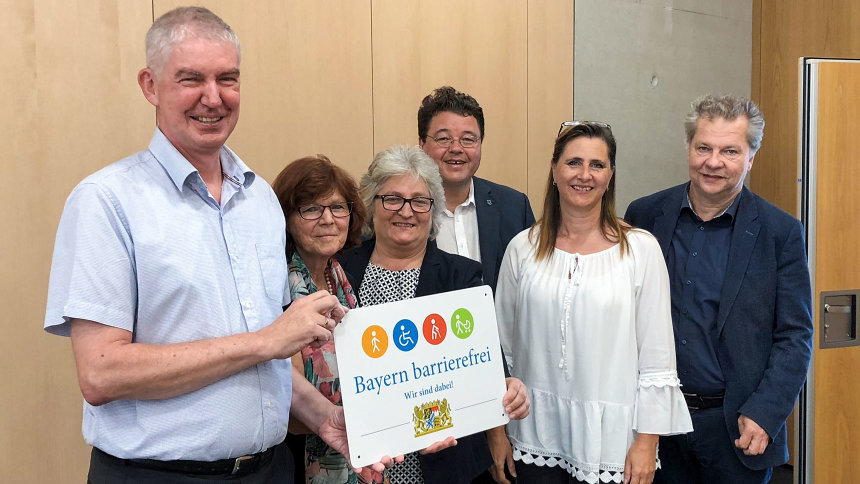 Gruppenbild: Übergabe des Signets „Bayern barrierefrei“.