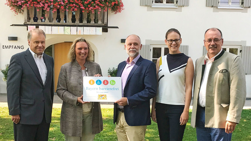 Gruppenbild: Übergabe des Signets „Bayern barrierefrei“.