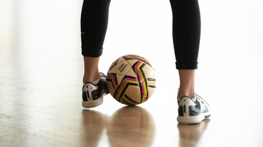 Nahaufnahme: Jemand spielt einen Fußball zwischen den Beinen hin und her.