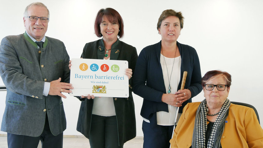 Gruppenbild: Übergabe des Signets „Bayern barrierefrei“.