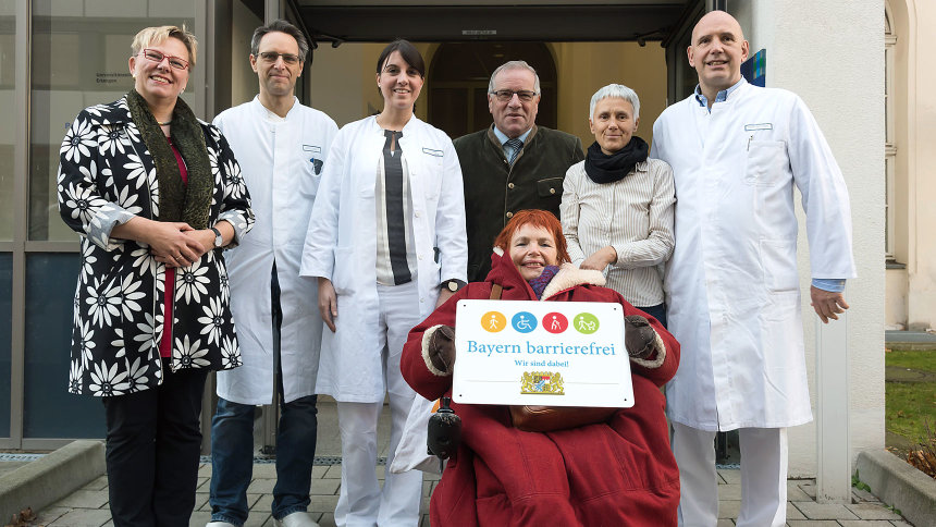 Gruppenbild: Übergabe des Signets „Bayern barrierefrei“.