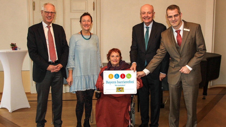 Gruppenbild: Übergabe des Signets „Bayern barrierefrei“.