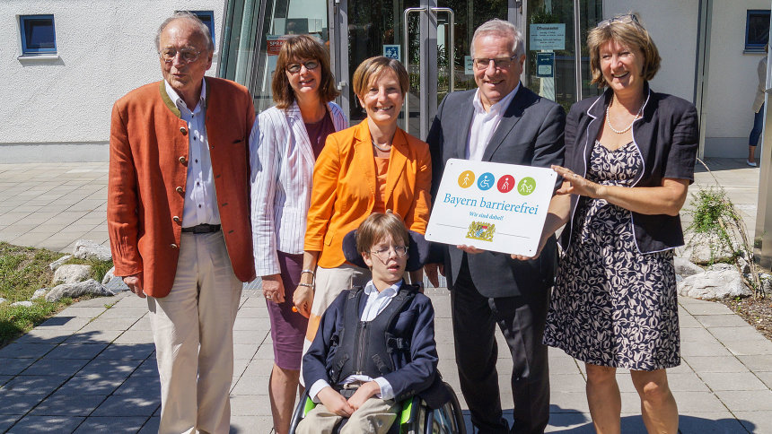 Gruppenbild: Übergabe des Signets „Bayern barrierefrei“.