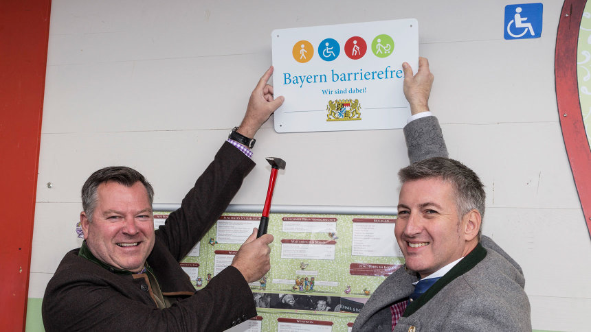 Übergabe des Signets „Bayern barrierefrei“.
