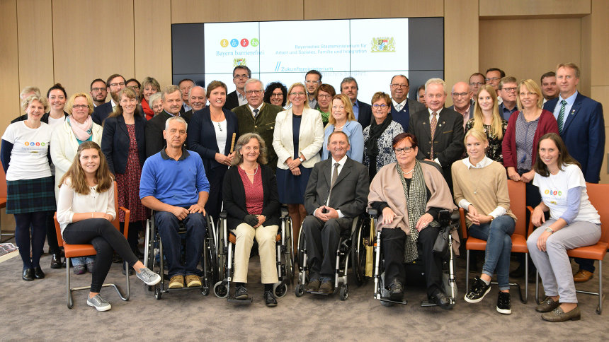 Gruppenbild: kommunale Behindertenbeauftragte zu Gast im Bayerischen Sozialministerium.