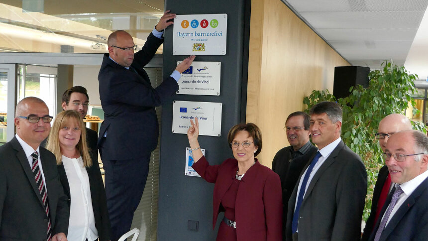 Gruppenbild: Übergabe des Signets „Bayern barrierefrei“.