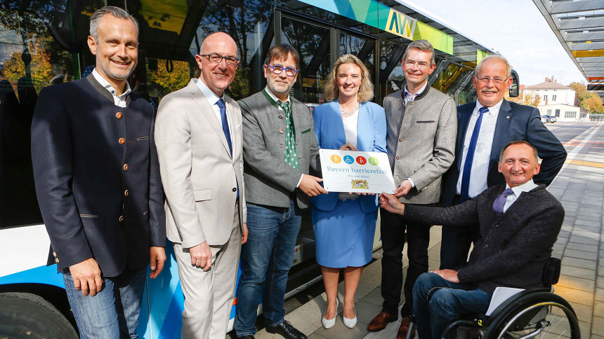 Gruppenbild: Übergabe des Signets „Bayern barrierefrei“.