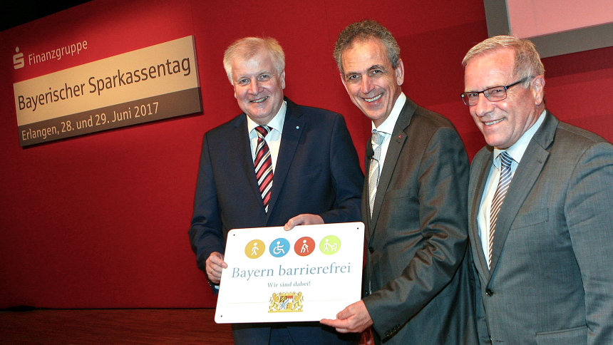 Gruppenbild: Übergabe des Signets „Bayern barrierefrei“.
