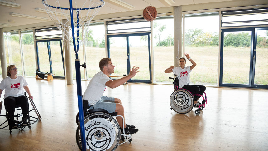 In einer Sporthalle: Mehrere Personen beim Rollstuhlbasketball.