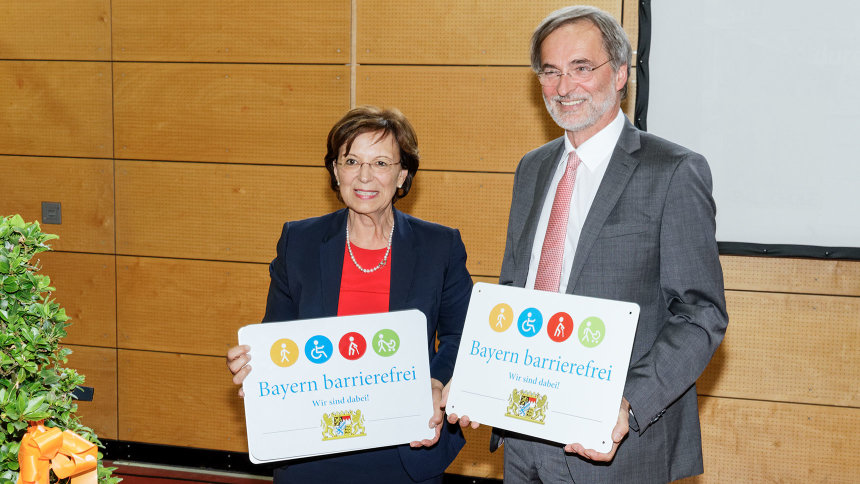 Übergabe des Signets „Bayern barrierefrei“.