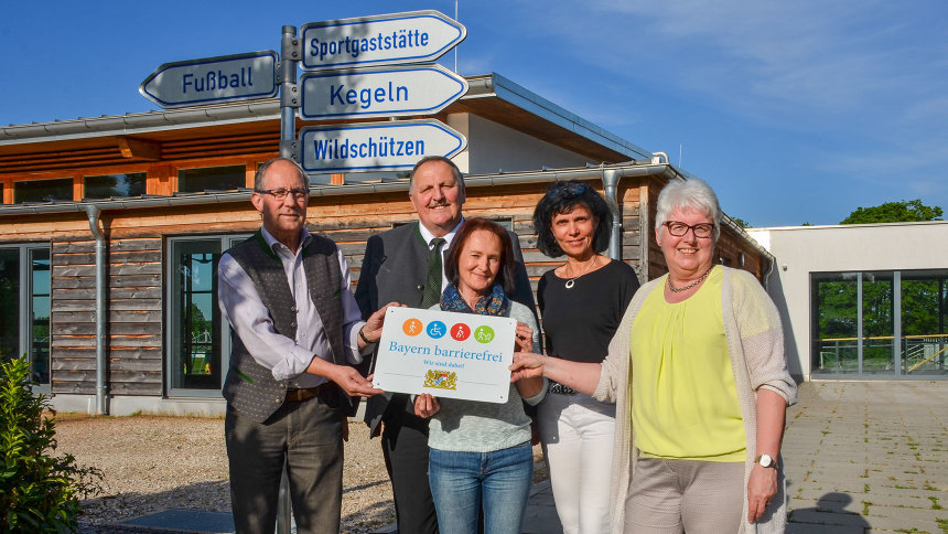 Gruppenbild: Übergabe des Signets „Bayern barrierefrei“.