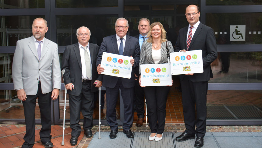 Gruppenbild: Übergabe des Signets „Bayern barrierefrei“.