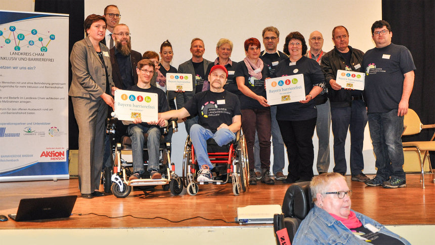 Gruppenbild: Übergabe des Signets „Bayern barrierefrei“.