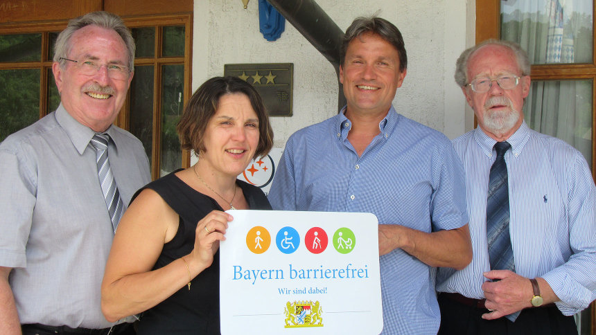 Gruppenbild: Übergabe des Signets „Bayern barrierefrei“.