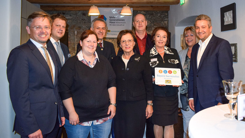 Gruppenbild: Übergabe des Signets „Bayern barrierefrei“.