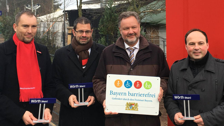 Gruppenbild: Übergabe des Signets „Bayern barrierefrei“.