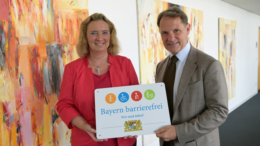 Übergabe des Signets „Bayern barrierefrei“.