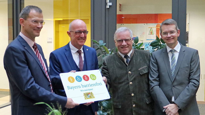 Gruppenbild: Übergabe des Signets „Bayern barrierefrei“.