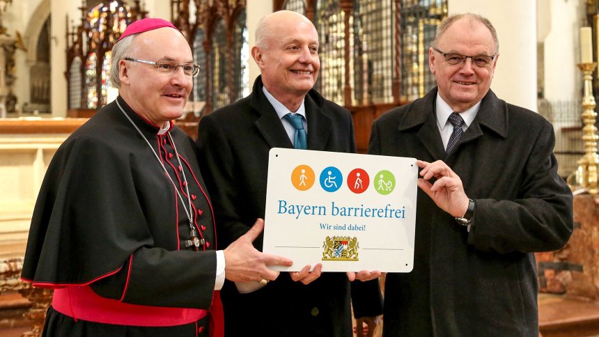 Gruppenbild: Übergabe des Signets „Bayern barrierefrei“.