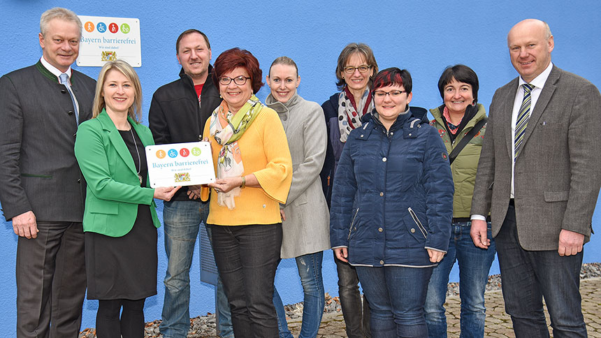 Gruppenbild: Übergabe des Signets „Bayern barrierefrei“.