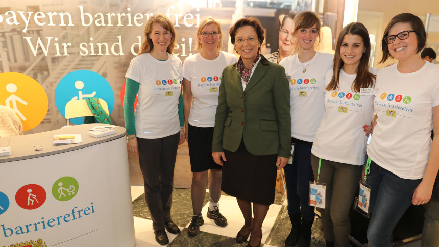 Gruppenbild: Emilia Müller mit Team „Bayern barrierefrei“.