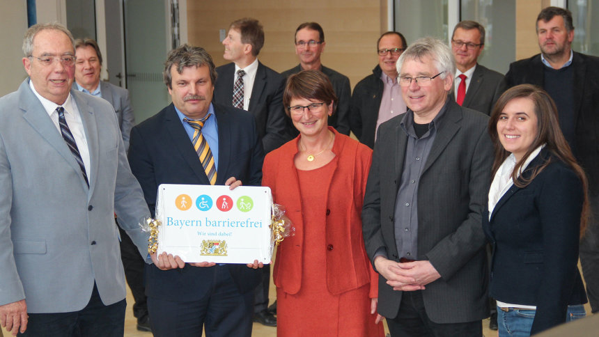 Gruppenbild: Übergabe des Signets „Bayern barrierefrei“.