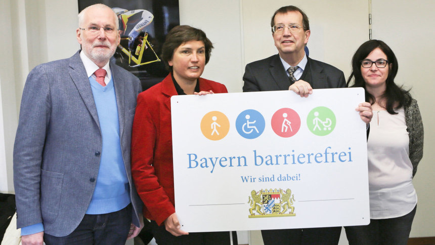 Gruppenbild: Übergabe des Signets „Bayern barrierefrei“.