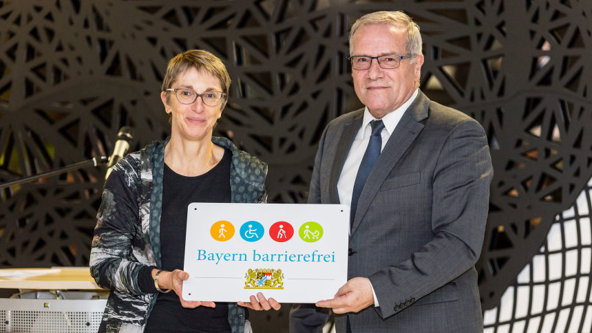 Übergabe des Signets „Bayern barrierefrei“.