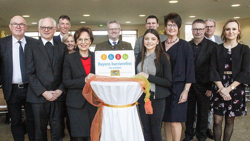 Gruppenbild: Übergabe des Signets „Bayern barrierefrei“.