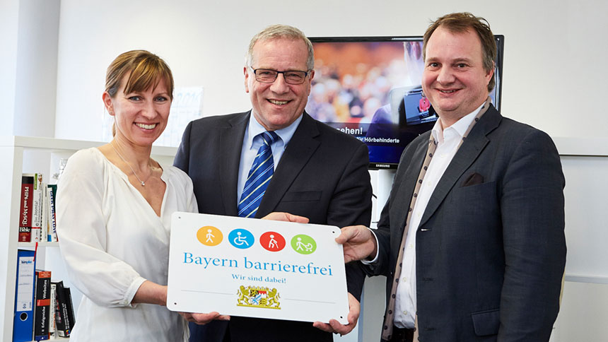 Gruppenbild: Übergabe des Signets „Bayern barrierefrei“.