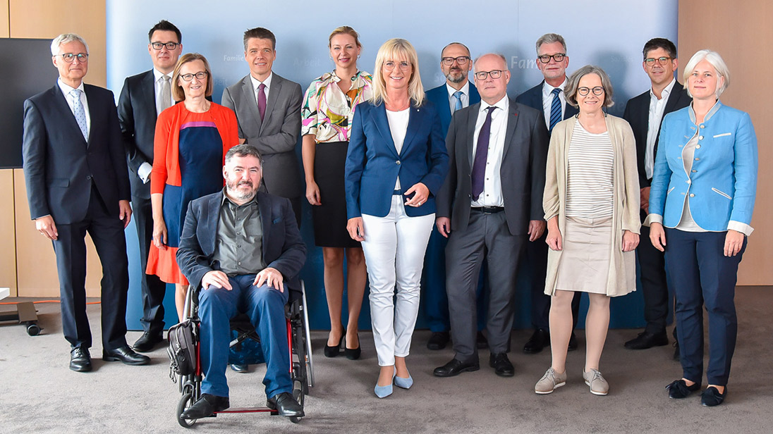 Gruppenfoto im Bayerischen Sozialministerium: Teilnehmende des Ausschusses.