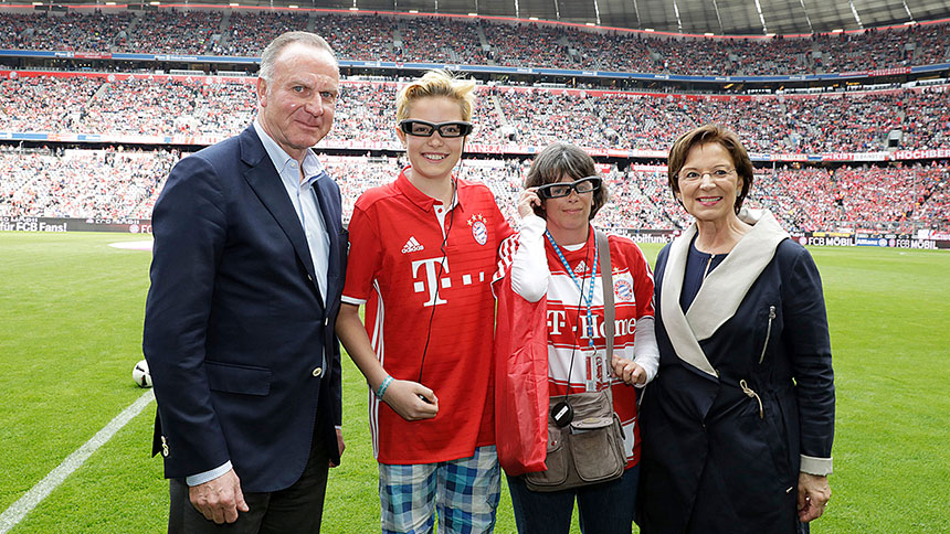 Gruppenbild: Emilia Müller, die Fußballfans Martina B. und Balthasar R., Karl-Heinz Rummenigge.