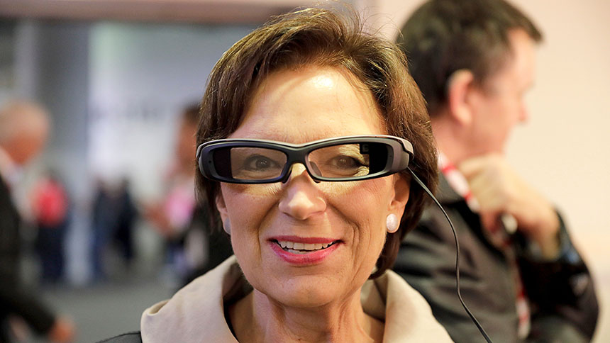 Emilia Müller mit digitaler Brille.