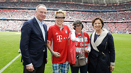 Gruppenfoto: hörbehinderte Fans in der Allianz Arena mit Sozialministerin Emilia Müller und Bayern-Chef Karl-Heinz Rummenigge.