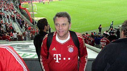 Hermann S. im Fußballstadion.