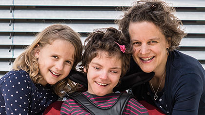 Porträtfoto: Anja Gross mit ihren Töchtern.