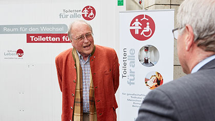 Hans Schöbel vor der mobilen „Toilette für alle“.