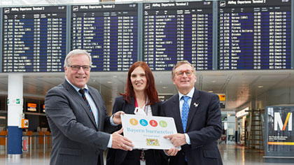 Signet-Übergabe im Münchner Flughafen.