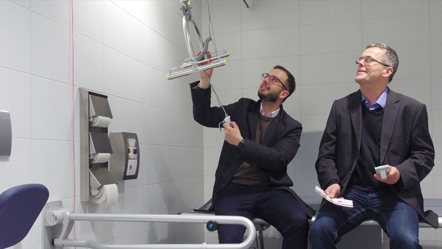 David Offenwanger und Rainer Salz in einer „Toilette für alle“.