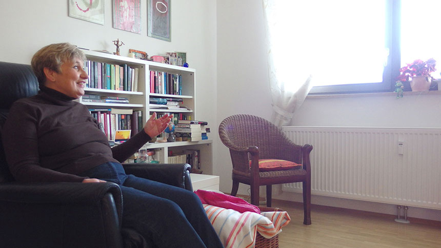 Karin K. in einem Sessel in ihrer Wohnung.