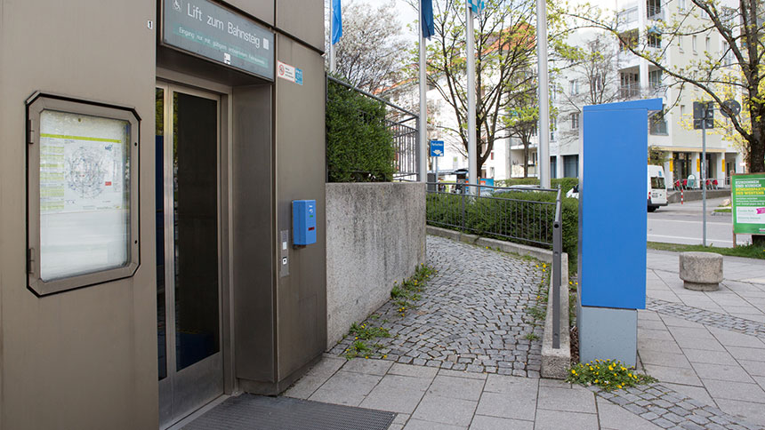 Lift zur U-Bahn-Station am Ende einer gepflasterten Rampe.