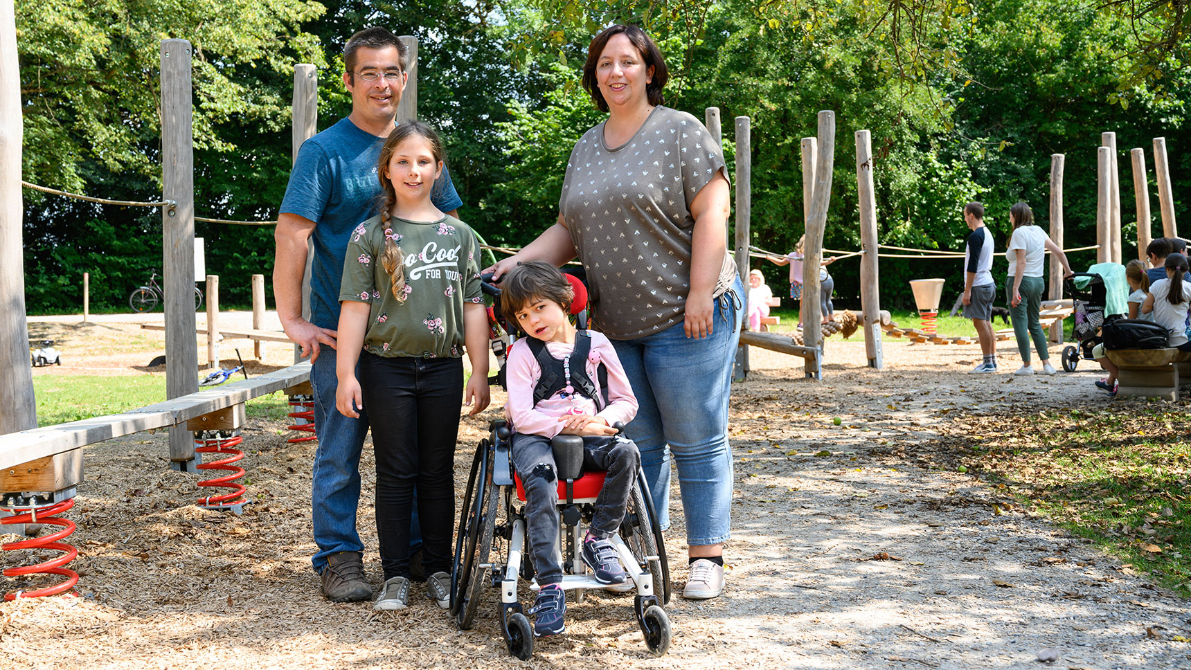 Gruppenaufnahme: Familie B. auf dem Spielplatz Oberschönenfeld.