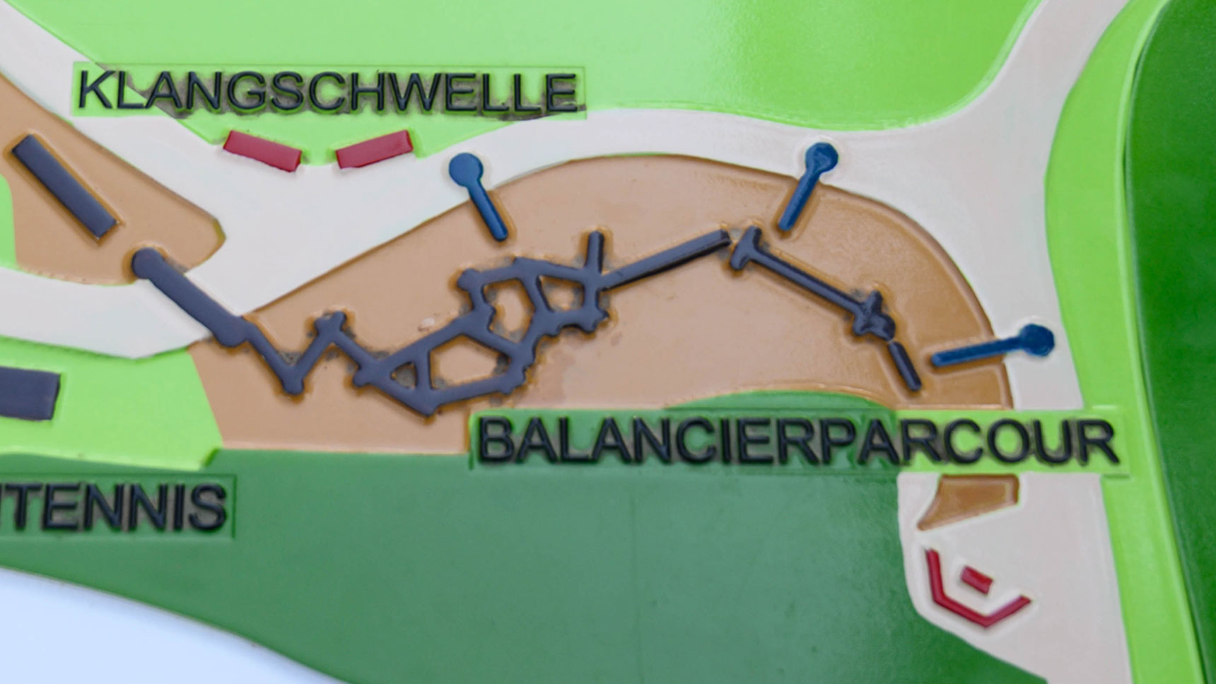 Ausschnitt der Reliefkarte des Spielplatzes mit Bodenindikatoren.