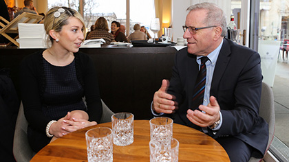 Im Gespräch am Lounge-Tisch (drei Bilder): Johannes Hintersberger und Melanie Muth.