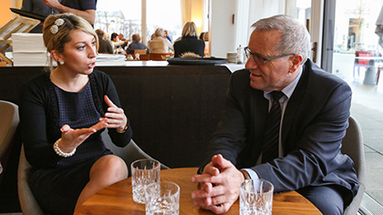 Im Gespräch am Lounge-Tisch (drei Bilder): Johannes Hintersberger und Melanie Muth.