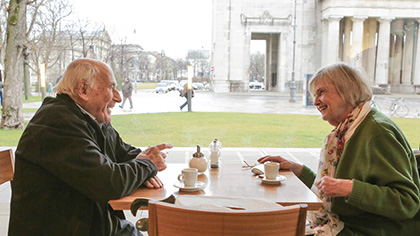 Älteres Paar am Restauranttisch mit Blick auf den Königsplatz